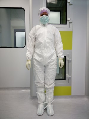 Cell factory: ecco come deve essere vestito un operatore che interviene nella pulizia di una Cell factory